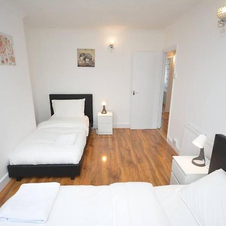 4 Bedroom House In East Лондон Экстерьер фото