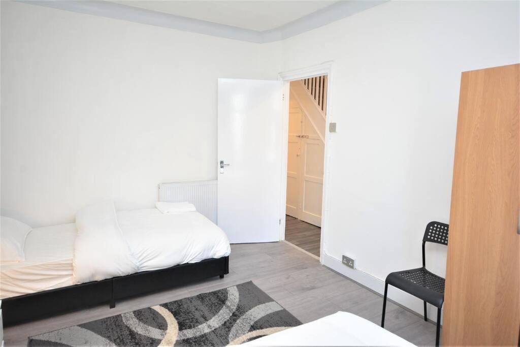 4 Bedroom House In East Лондон Экстерьер фото