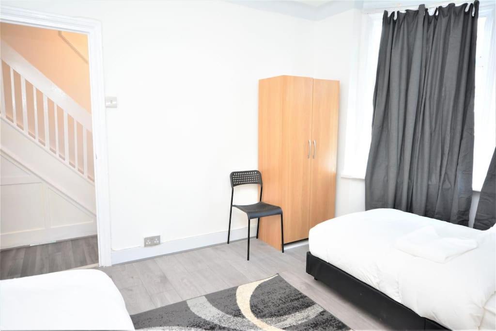 4 Bedroom House In East Лондон Экстерьер фото
